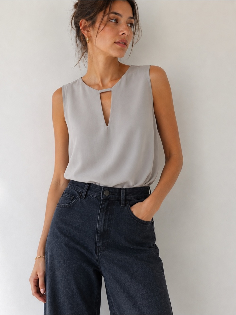 Violet + Claire Gray Sleeveless Keyhole Blouse Size M